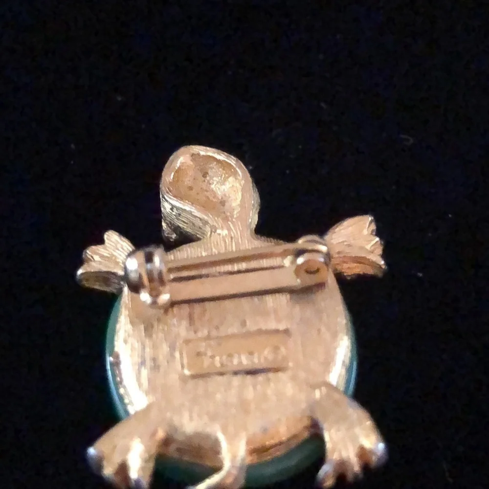 Vintage Crown Trifari Gold Tone Green Lucite Turtle Brooch Pin